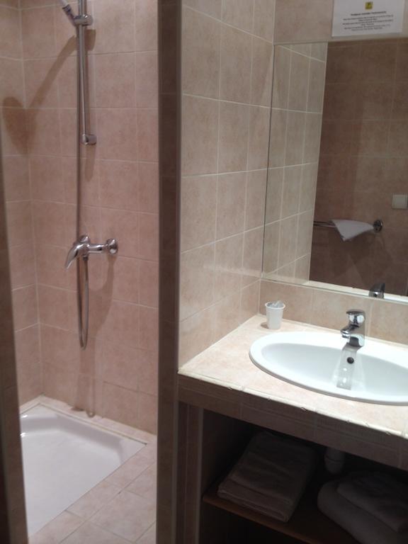 Châteaurenard Hotel Restaurant Le Central חדר תמונה